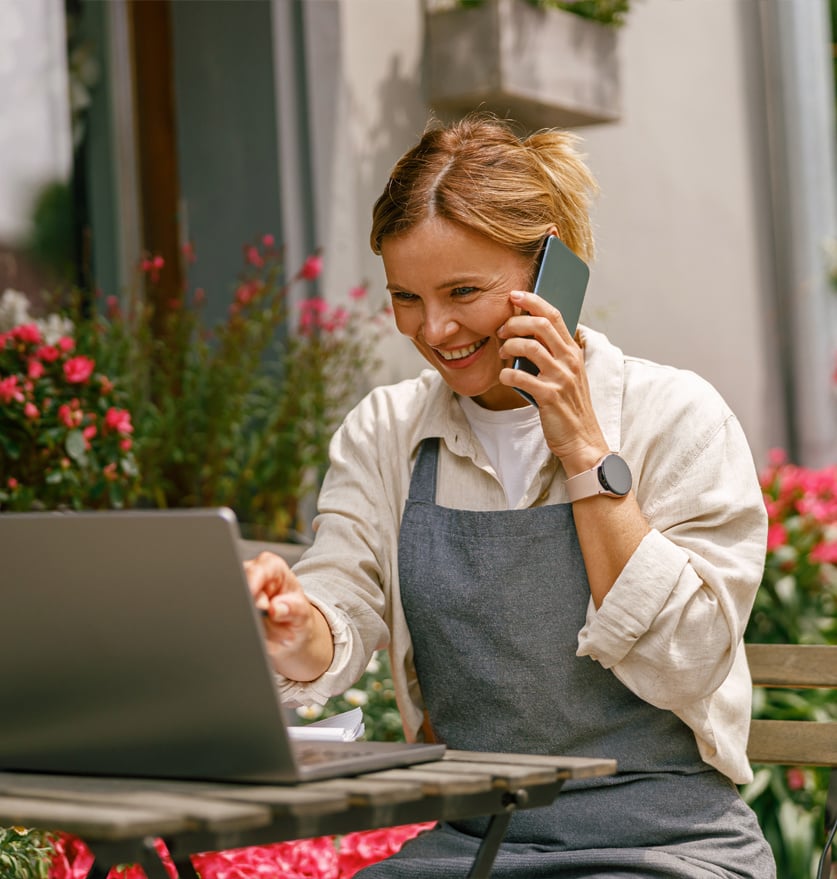 Restaurant employee using laptop to complete SMB cybersecurity training by Jericho Security